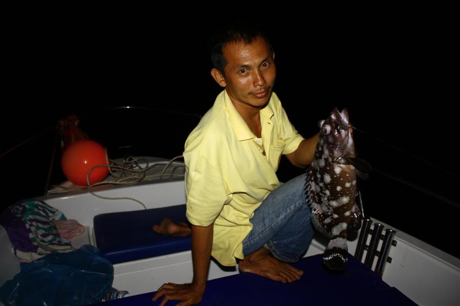  [b]เก๋าข้างเกาะ เน้นว่า " ข้างเกาะ "จร