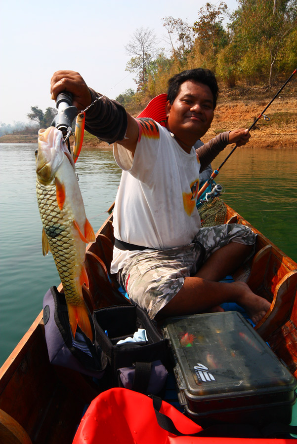 สองตัวแล้วววว....สบายใจเอาตัวรอดไปได้ในท้ายครึ่งแรก...
เดินทางนั่งเรือ แบบสง่างามกลับเข้าแพ....
 :