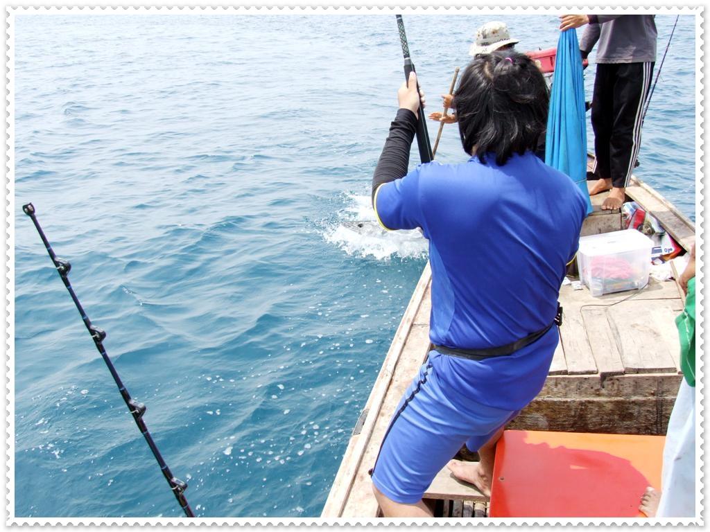 เอาแล้วไง มันมาข้างเรือแล้ว จะเอาขึ้นเรือได้หรือป่าวเนี้ย ลุ้นครับงานนี้ นั่งกันไม่ติดเลย

(เดี๋ยว