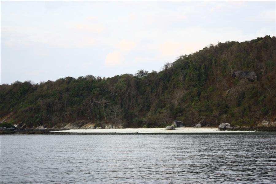  [b]มีหาดทรายขาวให้ขึ้นไปกางเต๊นท์หรือเล่นน้ำได้ด้วย [/b]
