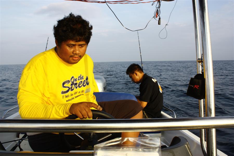  [b]หลังจากที่น้าเจนวิ่งเรือลากสามจานและตามด้วยเจ็ดจานจนทั่วทุกบริเวณแล้วพวกเราก็จอดเรือเตรียมการจะห