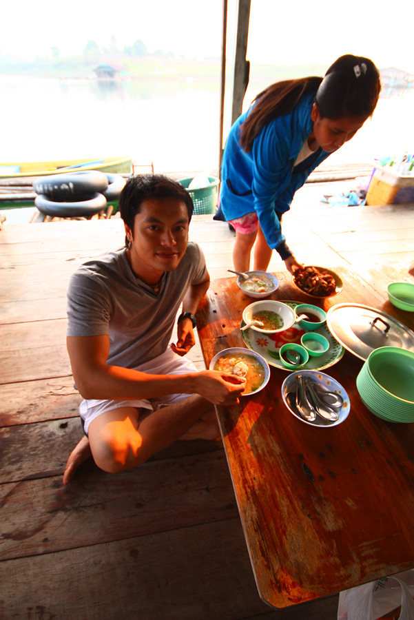 ข้าวต้มเครื่อง...แถมด้วยหมูทอดกระเทียมอีก 1 จาน เข้ากั๊น เข้ากัน ที่สุด
 :umh: :umh:

กินให้อิ่ม.