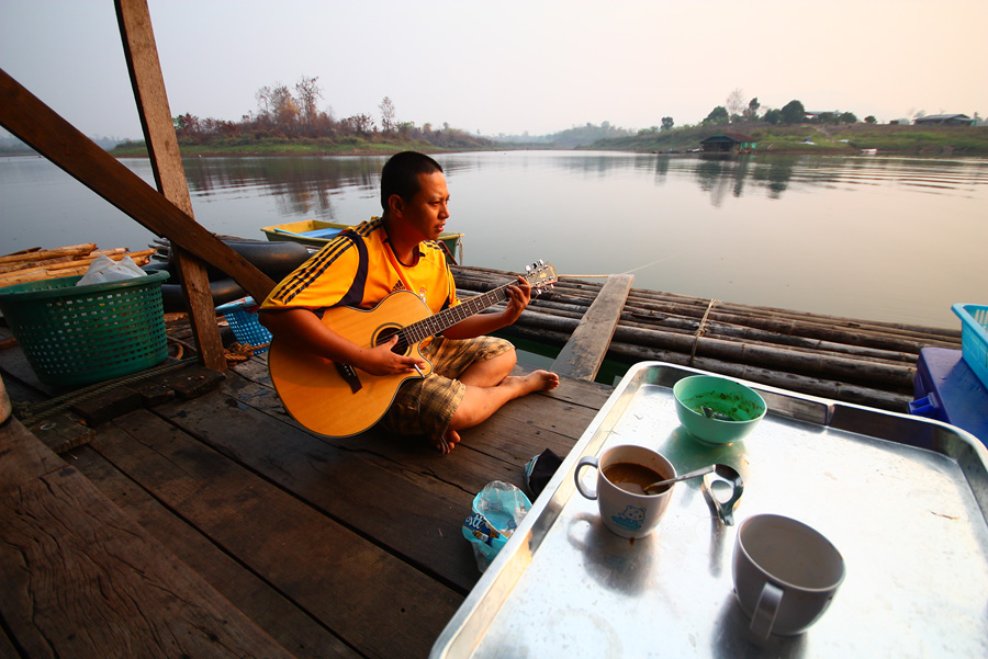 โอวัลติน กาแฟร้อน...ไข่ลวกก้อมีบริการพร้อม...
ทานกันเสร็จ ก้อนั่นพักผ่อนกันไป..
 :smile: :smile:
