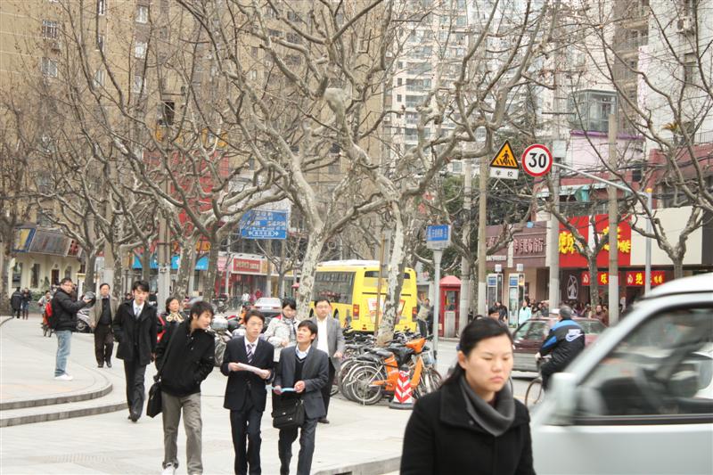 คนเซี่ยงไฮ้เดินไปทำงาน ใส่เสื้อหนาวกันทุกคน ต้นไม้ตามถนนไม่มีใบเลยสักต้น
เป็นช่วง winter ต่อกับ ฤดู
