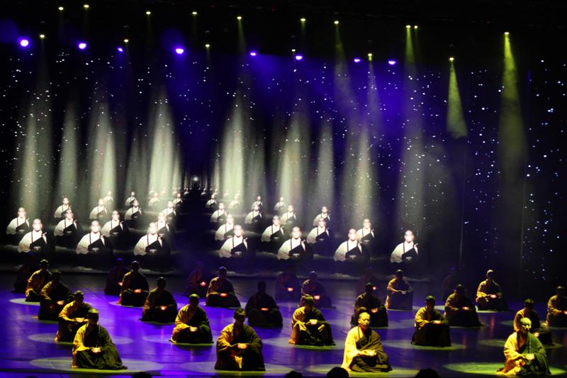 ชุดนี้เป็นการแสดงผสมผสานการต่อสู้ของชาวจีนที่มีมาตลอดสมัยโบราณ ผสมผสานกับความเชื่อในศาสนาพุทธ