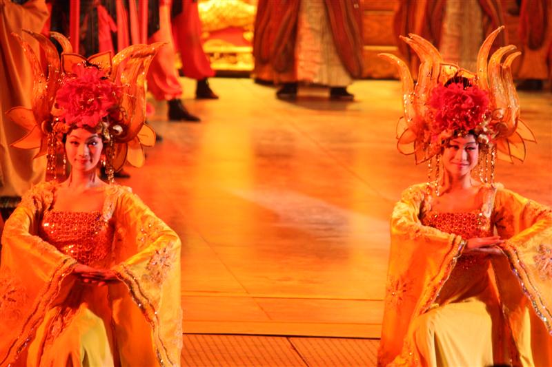 ชุดจักรพรรดิ์และนางสนม