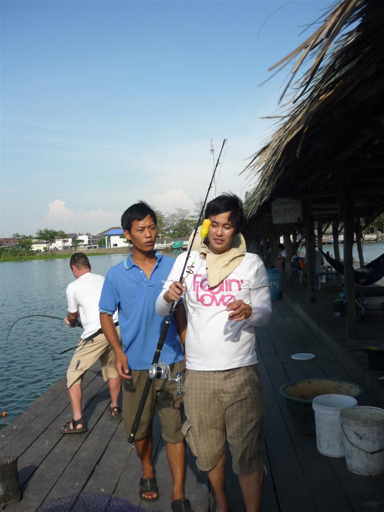 2คนนี้ พี่วิทย์ กับพี่โน๊ตครับ ว้าปลาหลุด :laughing: :laughing:

พี่วิทย์ บอก หู่ ไรแว๊!!! :laughi