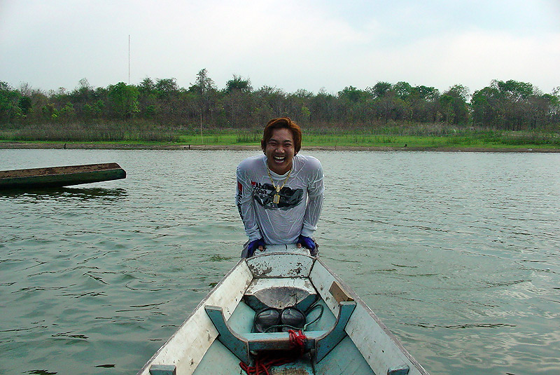 



 [b]จังหวะ ปลาจิบน้ำพอดี  ดันไปยืนหัวเรือ  เอี้ยวตัวกลับมา เสีย 0 ไปเลยครับ[/b] :laughing: :