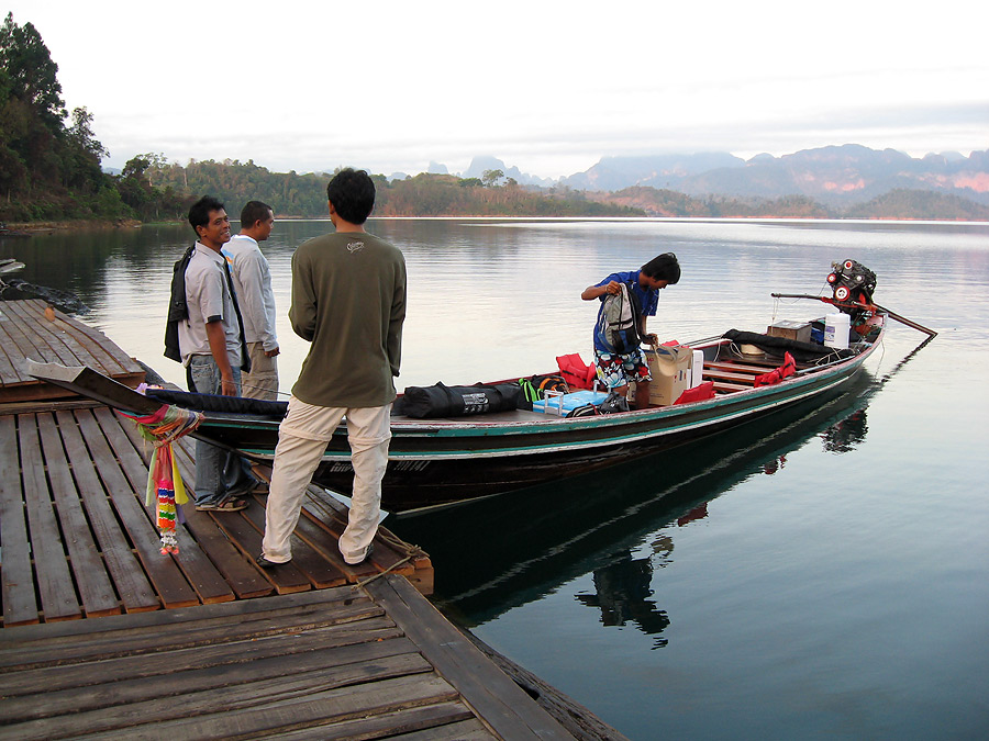 

     พี่โป่ง นำเรือเข้าเทียบท่า... สัมภาระทุกอย่างก็ถูกนำขึ้นเรืออย่างรวดเร็ว แบบไม่ต้องบอกให้เม