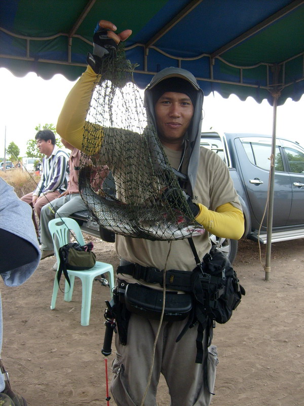 น้าท่านนี้ ได้กะพงตัวใหญ่เหมือนกัน เอามาลงลังเลยครับ  :cheer: