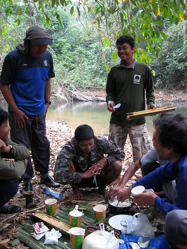 

     ฟ้าสว่าง... พวกเราก็เดิมพลังมื้อเช้า ก่อนเดินทางกลับ  :smile: :umh: