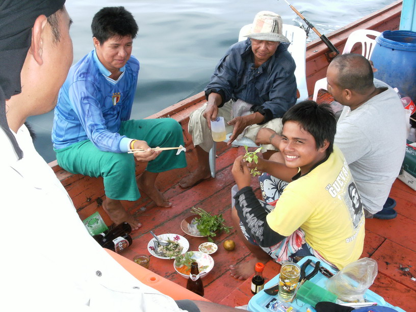 ล้อมวงกินปลาดิบ หมึกดิบด้วย