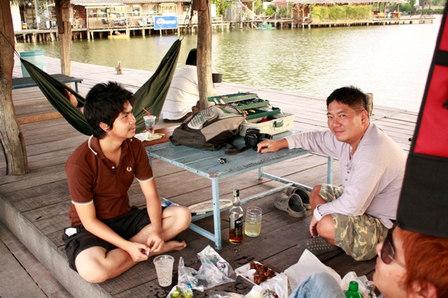 ภาพนี้เป็นเครื่องพิสูจน์ว่าการตกปลาให้อะไรมากกว่าที่เราคิด (การดื่มสุราเป็นอันตรายต่อร่างกายครับ)
