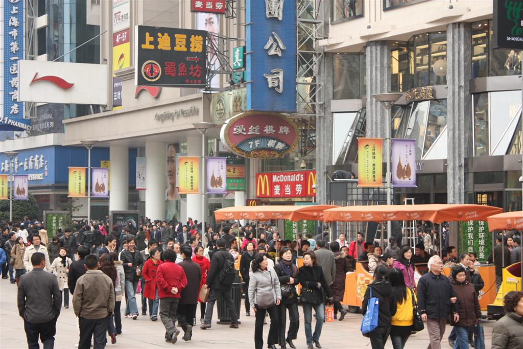 ผู้คนมากมาย ในเมืองเซี่ยงไฮ้ มีประชากร กว่า 20 ล้านคน