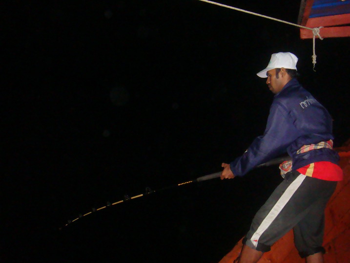 รอกดัง หัวเรือซ้าย น้องสุบ อัดมา.....อย่างเร็ว....มันสวนสาย....น่าจะเป็น....