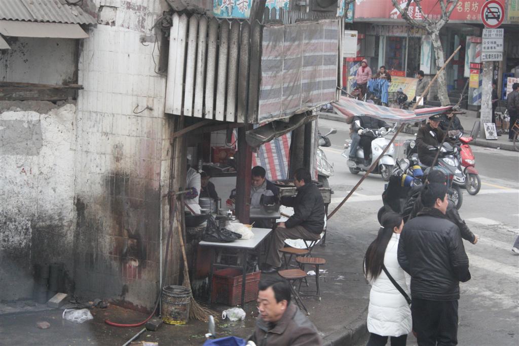 ร้านบะหมี่เกี๊ยวซ่าของแท้ เมื่อคืนแวะไปหม่ำมา ขากลับต้องวิ่งกลับ ไม่งั้นหนาวตาย