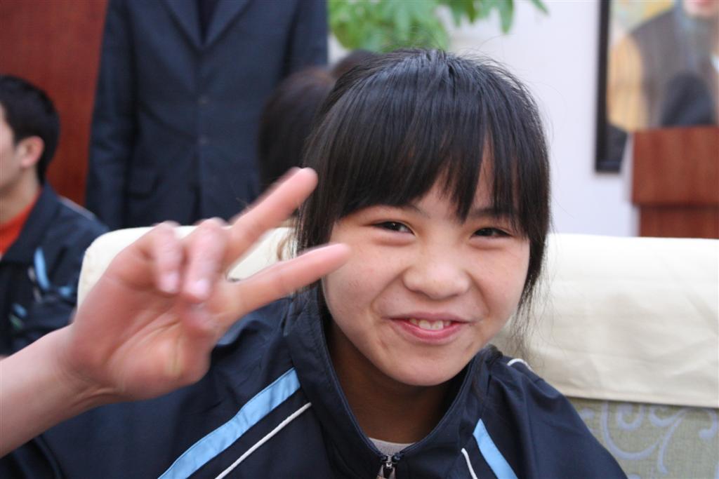 น้องคนนี้นวดเท้าให้ลุงวุฒิ น่าพากลับมาเมืองไทยด้วย