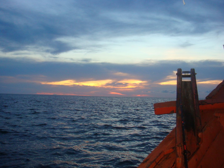 ตะวันเริ่มลับขอบฟ้า......

หัวเรือหันออกนอก....ท้ายเรือหันไปทางเกาะ....น้ำไหลเข้าเกาะ....มันเหมาะจ