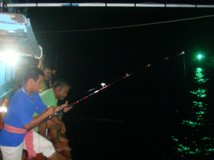 ท้ายเรือ pen ฝาแดงของน้องโรจน์หวีดดัง.....อัดคันโค้งอยู่ท้ายเรือ

ที่หัวเรือ pen ฝาดำ ของบังเหล็บ 
