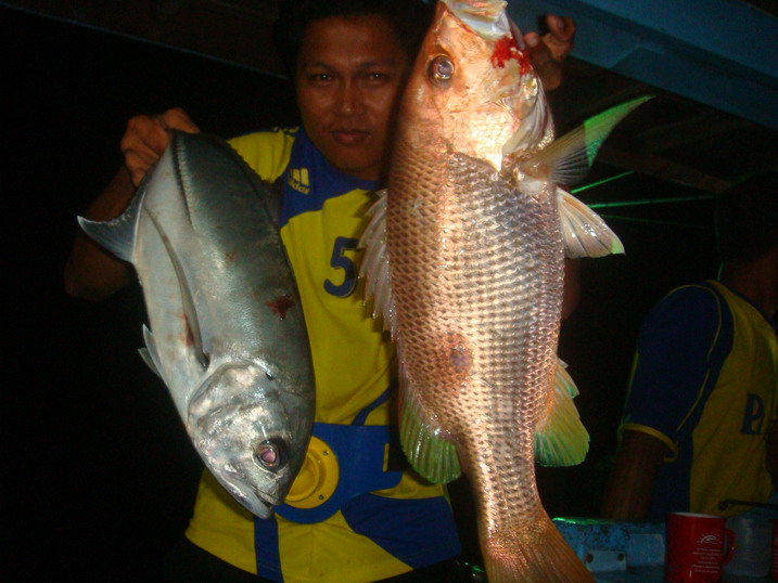 ตอนนี้มีชุลมุนครับ....กิน 4 คันพร้อมกัน  

ที่ท้ายเรือ น้องโรจน์ กับน้องเอ็ด อยู่ใกล้กัน...อัดถึงข