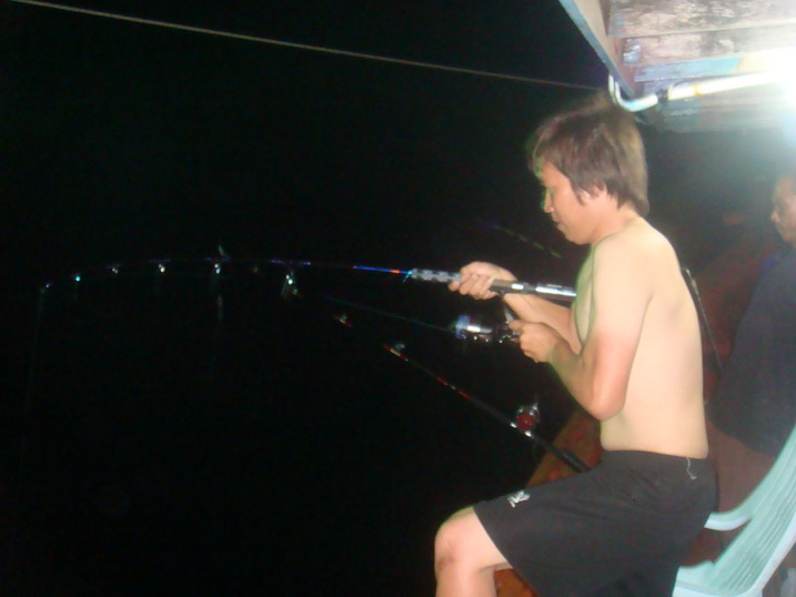 คนนี้หลุดไปจากสารบบ  หลบอยู่ในเก๋ง....เป็นกองเชียร์....น้องเอกครับ....ถูกลูกชายไต๋หลีจูเนียร์ ทั้งกั