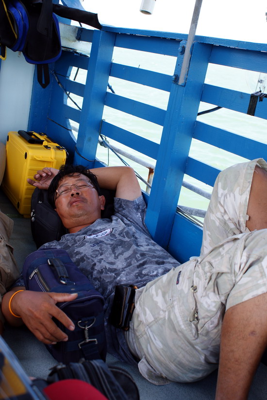 ออกเรือแล้วคลื่นลมก้อมีพอกล่อมให้หลายๆคนต้องไปหลับ........ :ohh: :laughing: :laughing: