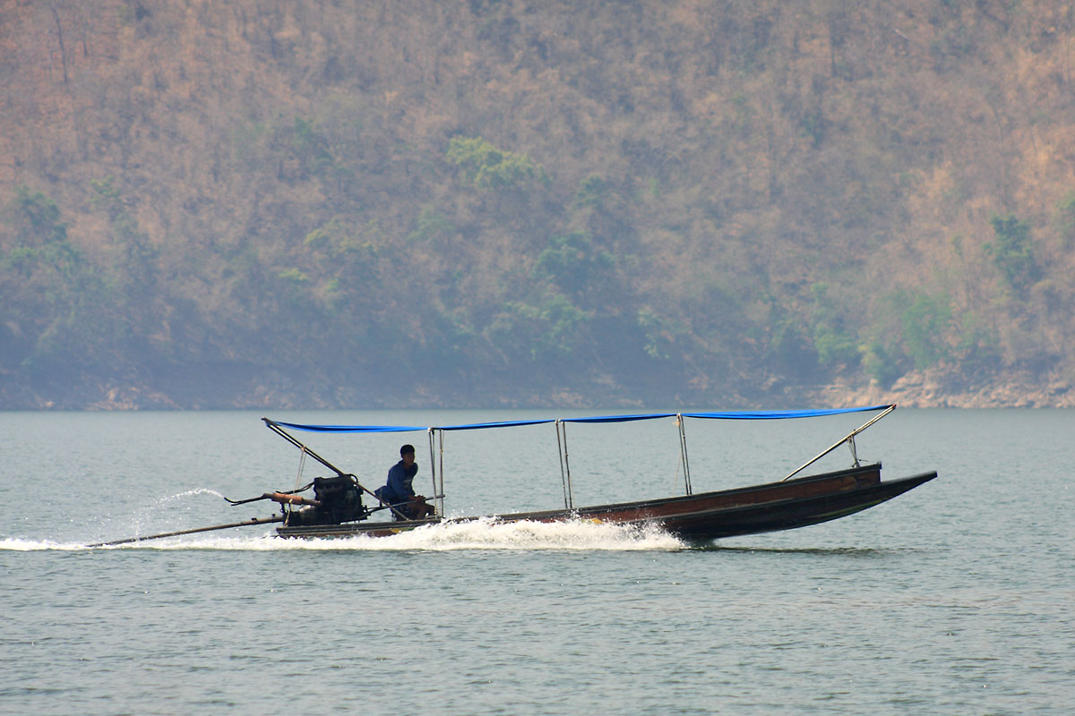 นั่งเรือหางยาวลำนี้แหละจากท่าขึ้นเรือมาที่แพครับ