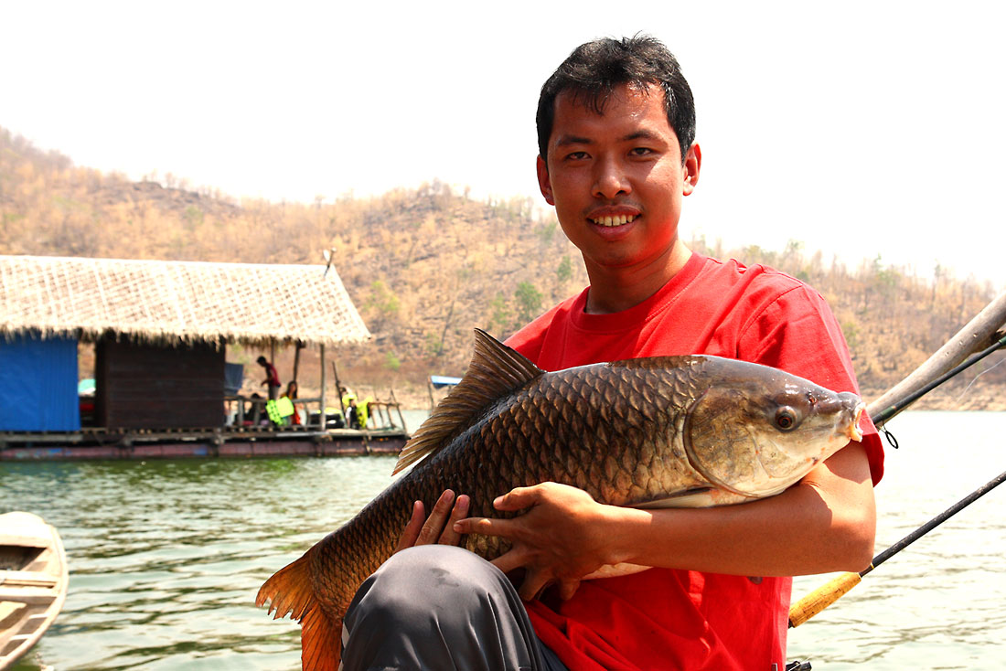 เรือพายไปไกลจากแพเลยครับ เจ้าปลาก็ยังมุดอยู่ในดงไม้ใต้น้ำ ดีครับที่มีเรือ พายวนไปวนมา สายเอ็นก็หลุดจ