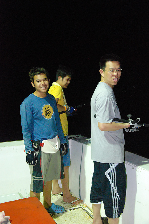 ช่วงกลางวันเราวนเรือ  รอบ ๆ ดอน จิ้ก และแคส  ได้ปลามาพอสมควร  สนุกทั้งวัน

ช่วงกลางคืนที่ 2 พี่โทจ