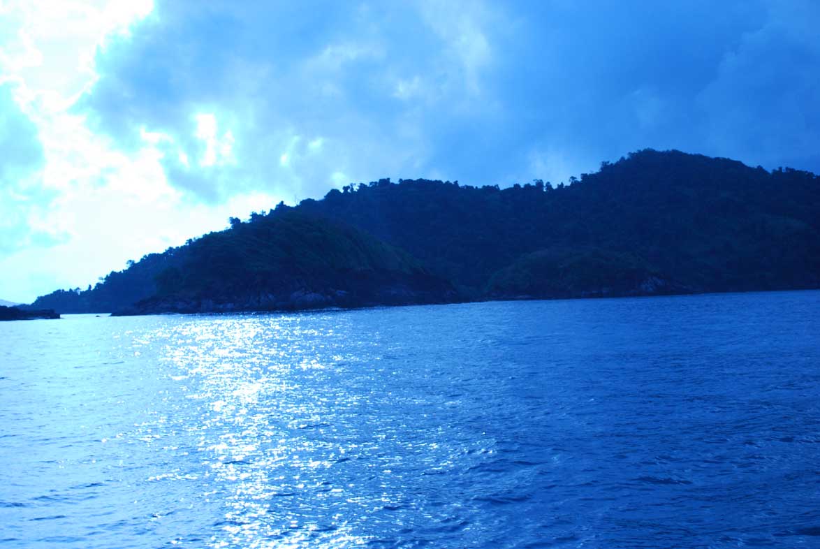 แล้วยามเช้าก็มาถึง.......เรือก็วิ่งมาถึงหมายในใกล้ ๆ กับเส้นทางที่เราจะกลับขึ้นฝั่ง.........พวกเราก็