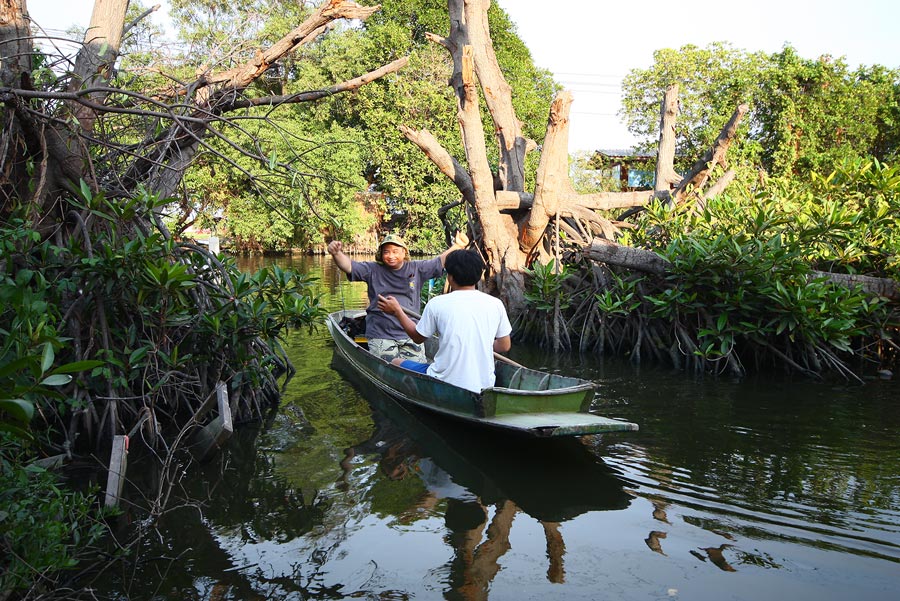 ข้ามเรือกลับไป...ด้วยท่าชูมือดีใจแบบสุดๆ...

ไม่รู้น้าใหญ่ดีใจ ที่ได้ปลา รอดตัว....
รึว่าดีใจที่จ