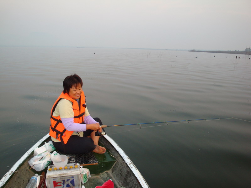 พอดี มีเรือตามหลังมาลำนึง พร้อมกับ สมาชิก 3 คน ได้ทักทายกันนิดหน่อย ก่อนที่เราจะเชิดหัวเรือ ออกขวา ไ
