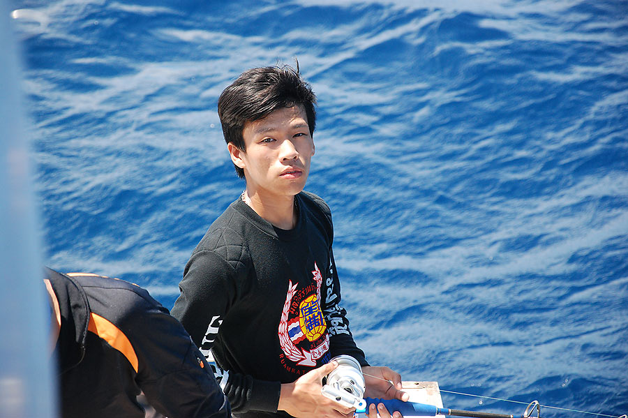 น้องวัฒน์ ถือคันเตรียมพร้อม  

ลูกเรือ เกี่ยวเหยื่อ ให้เสร็จ  เราปล่อยสายแล้วถือรอ  