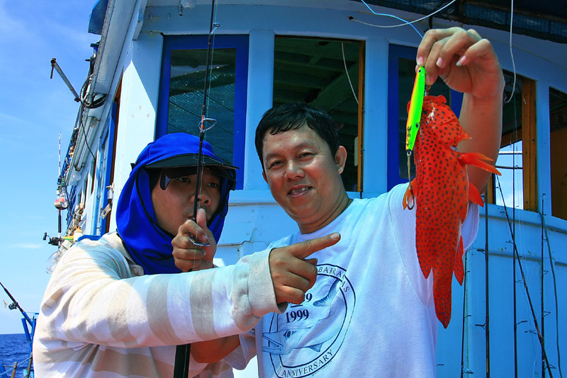 น้าโก๋.....กับของดีอันดามัน......ก่อนแปรผันไปนึ่งมะนาวววววว......
 :umh: :umh: