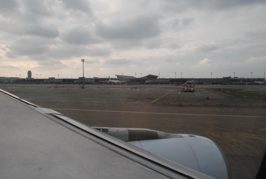ถึงแล้วครับสนามบินประเทศไต้หวัน   :smile: :smile: :smile: