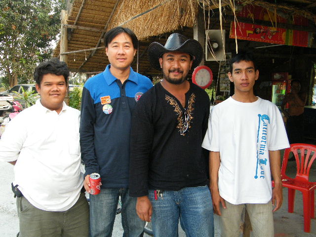 เรารวมตัวกัน บริเวณขอบบ่อครับ รอมอบรางวัลแก่ผู้ชนะและจับฉลาก