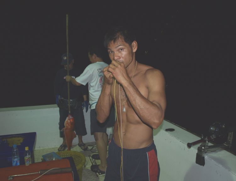 



ผมเอง ดื้ออยู่พักใหญ่

คว้าชุด พีอี 4 ไป ยืน ออกแรงอยู่ราวๆ 10 นาที เพื่อจะพบว่า เหนื่อยเป