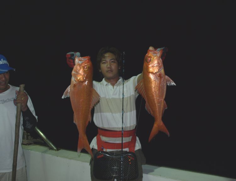 




มันเป็นฝูงสีทองมหาศาลครับ

ไซด์ของมัน อยู่ที่ 3-7 กก

ทุกครั้ง ที่ตะกั่วถึงพื้น ผมจะบอ