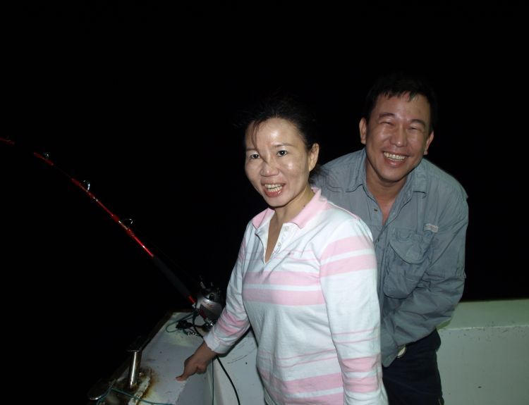 


คริส กะ อาคู่  สองคนนี้รับหน้าที่ดูแลทางกราบขวา ท้ายเรือครับ

ยิ้มแย้มเชียว


แหม..ไม่ยิ้