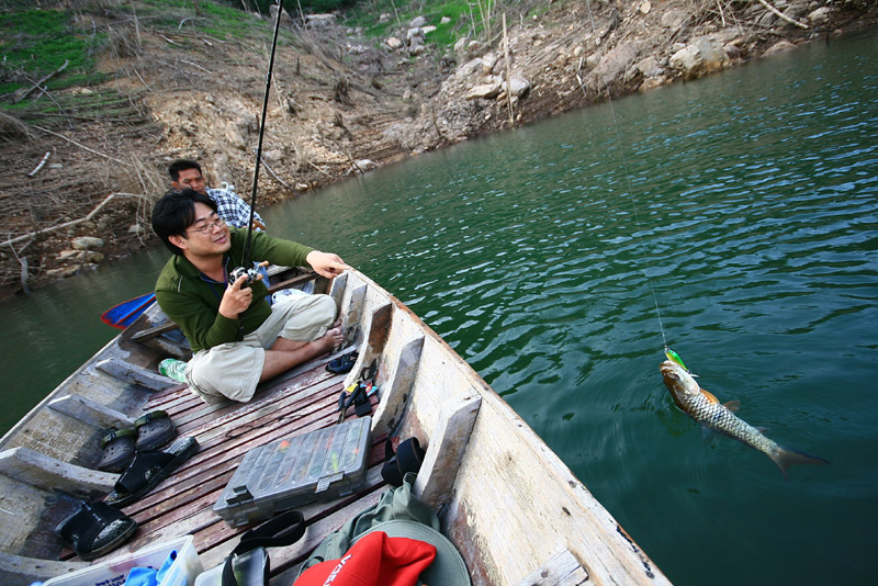 เอ้า!!!!.......ปลาตัวแรกของวัน......จัดไปอีกสักรูป...........
 :smile: :smile: