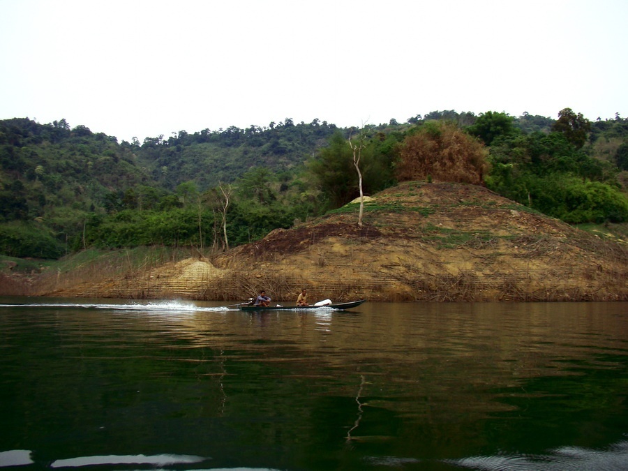 เรือชาวบ้านแล่นสวนขึ้นไปวางตาข่ายหมายต้นน้ำ
นั่นหมายถึงว่าเวลาใกล้สิ้นสุดแล้ว
 :cool: