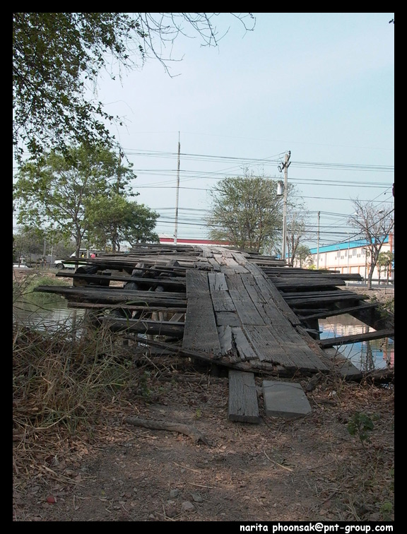 โปรดระวัง สะพานข้ามคลองที่จะเข้าหมายครับ