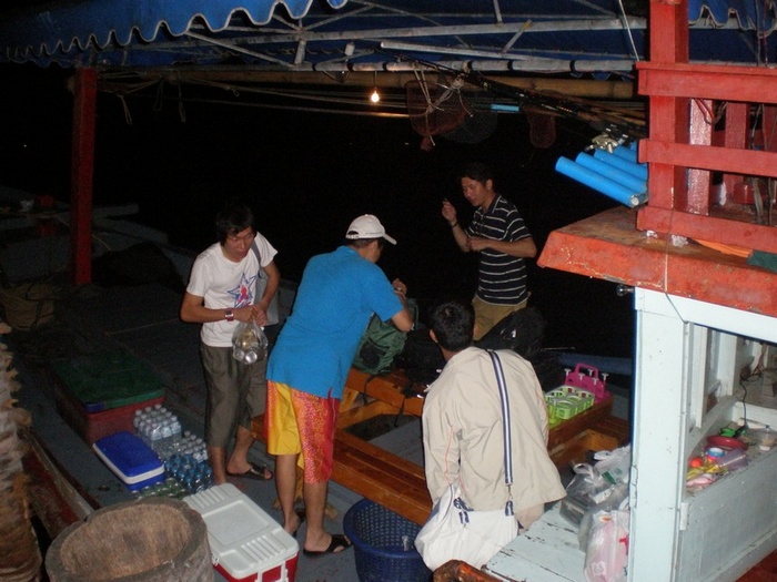 เริ่มด้วยเพื่อนๆ ทั้งคนไทยและคนญี่ปุ่น ช่วยกันขนของลงเรือกันครับ
เรือของไต๋เรือง คนเก่งแห่งช่องแสมส