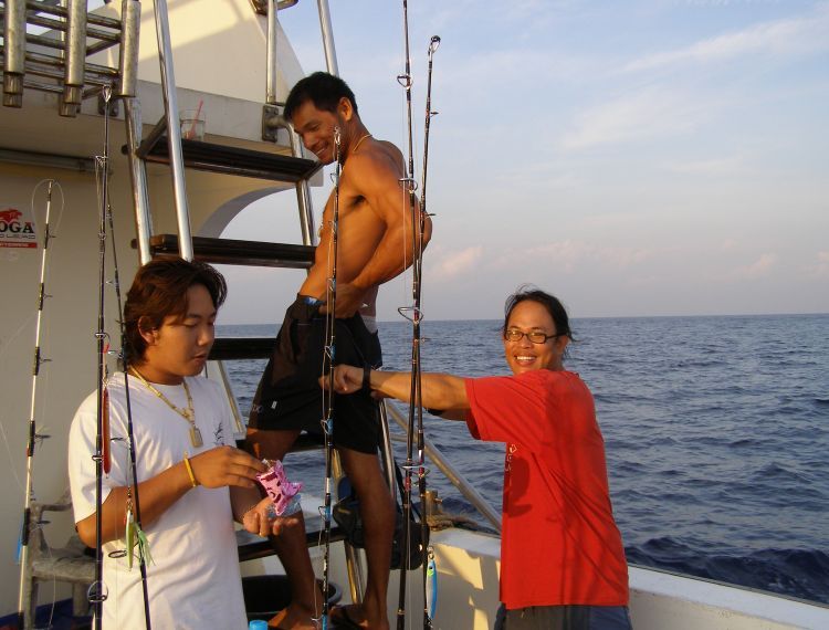 


พี่โทเดินมาโวยวายท้ายเรือ

บอกให้ลงสาย ทรอลิ่ง จะพาลากรอบๆ ดอนเล่น

ผมเองซุ่มอยู่นานแล้ว ร