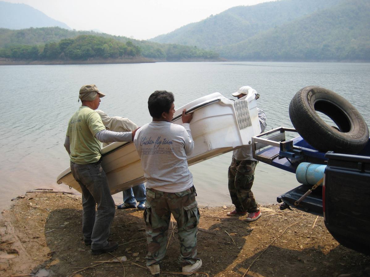 วันนี้นั่งลำนี้ของน้าหมอ ฉายา speed boat ความเร็วไม่ต้องพูดถึง 12 น็อต สกูร ตะปูเกรียว :laughing: