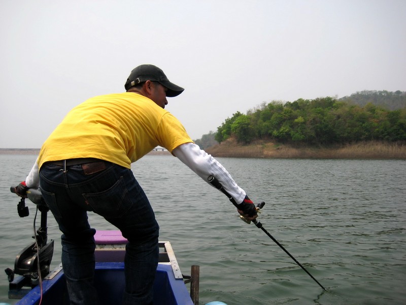  :love: ต้องจูงเรือออกคับ ใกล้ตอไม้มากเกินไป