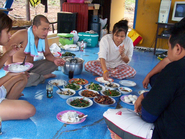 กินข้าวเช้าอาหารเช้าเพียบเลย มีน้องจอย กับ น้องกระแต ดีหน่อย มีอาหารอร่อยๆ กิน :laughing: