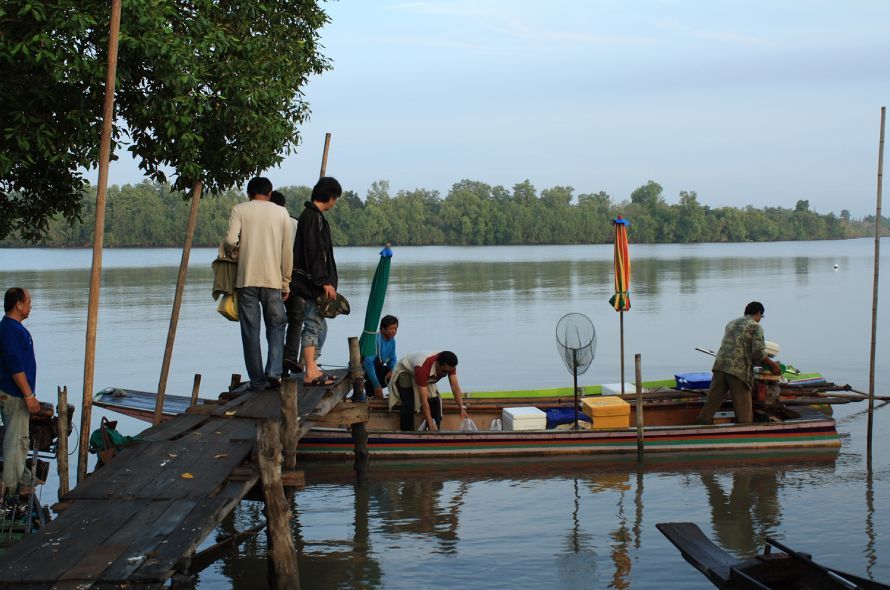 เมื่อสมาชิก มากันพร้อมหน้าพร้อมตา เริ่มขนของลงเรือกันเลยครับ