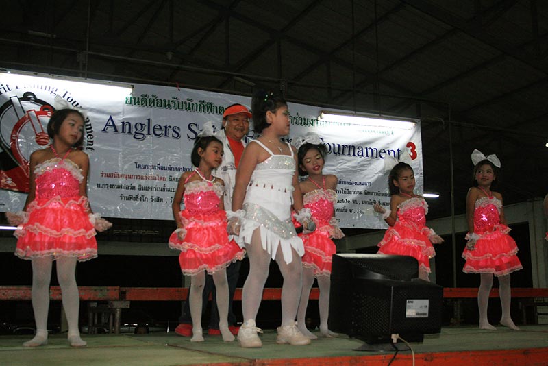 ร้องเต้นกันสุดแรง  :cheer: :cheer: