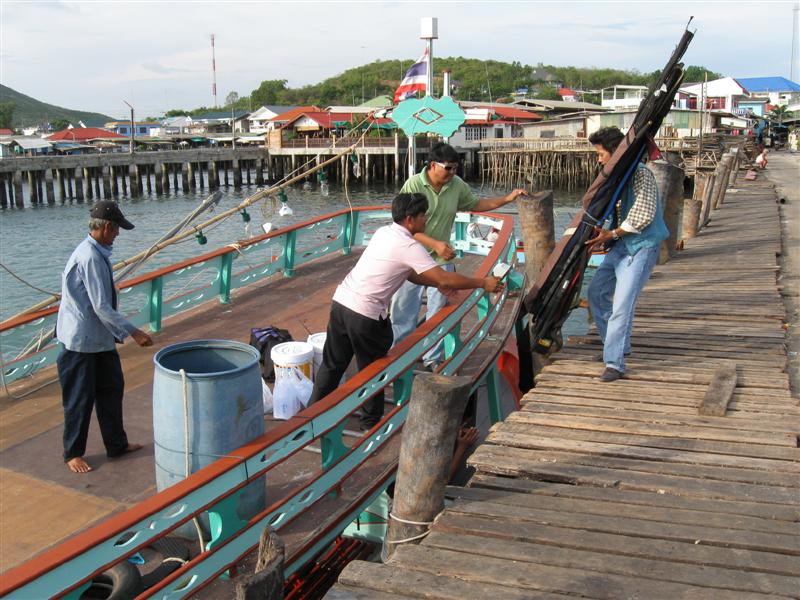 ลงมันบน หลังคาเรือด่วน..นี้แหละ...

เออ..ก็ดีแหะ....เวลาเทียบสะพานปลาน้ำลงก็สะดวกดี